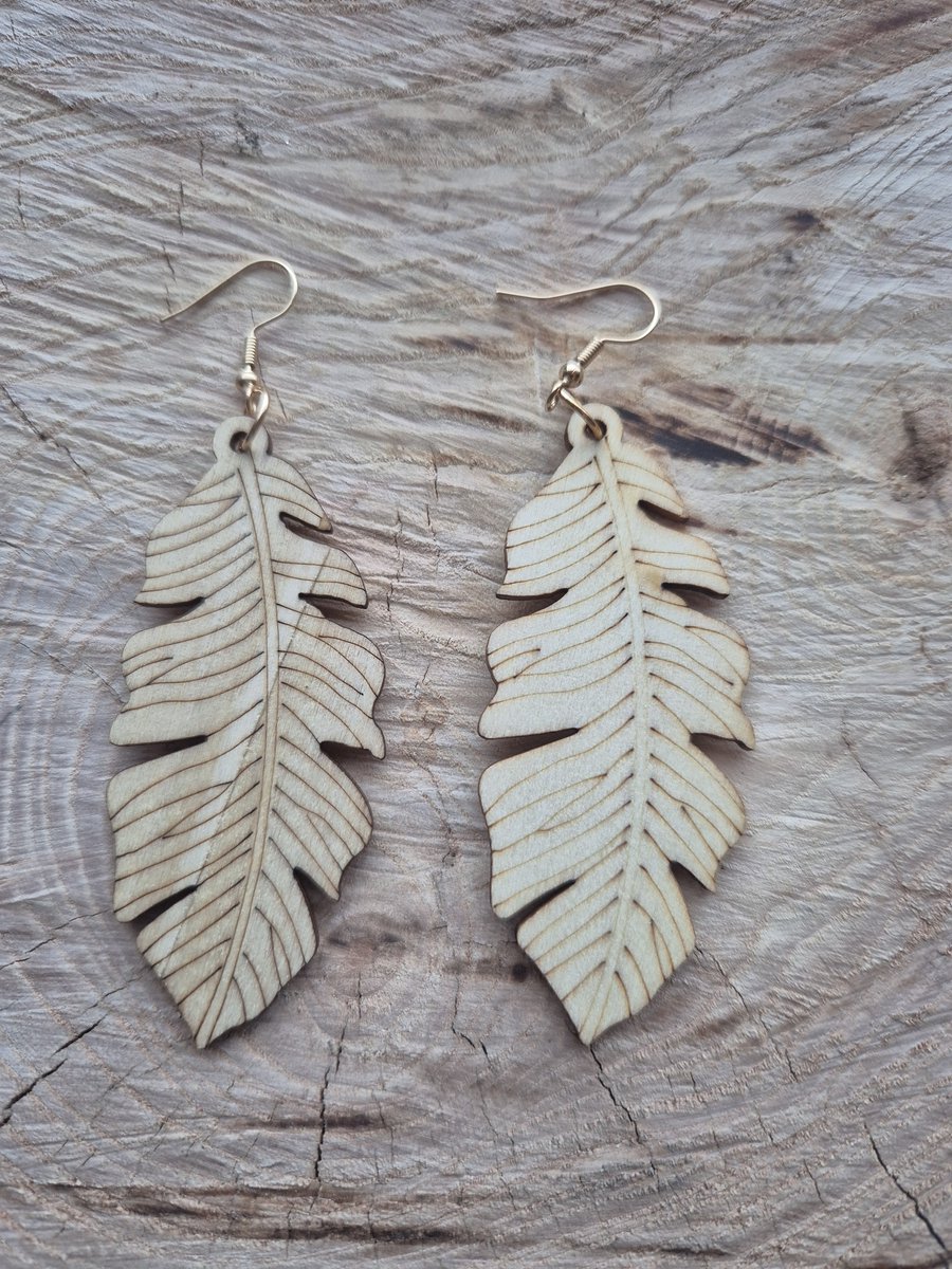 Oorhangers met een houten blad, kleur creme