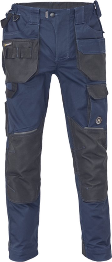 Donkerblauwe werkbroek met zwarte details, verstevigde knieën en diverse zakken.