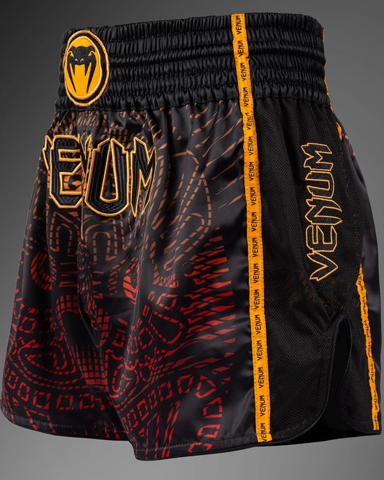 Zwarte Muay Thai shorts, zijkant met "VENUM" tape en rode Quetzal Fury print.