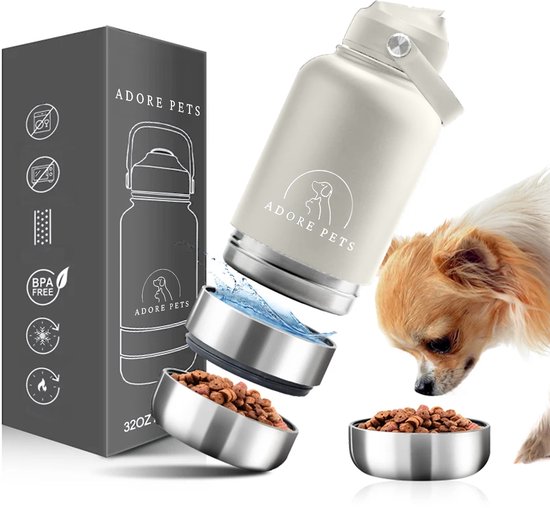 Bouteille d'eau blanche Adore Pets avec gamelle et bol d'eau en acier inoxydable. Petit chihuahua regardant la gamelle.