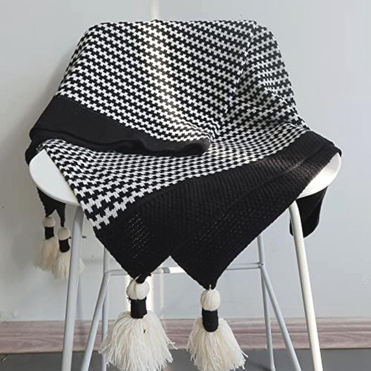 Moderne Zwart-Witte Deken met Strepen en Quasten - Zachte Patroon Plaid voor Sofa en Bed (118 x 152 cm)
