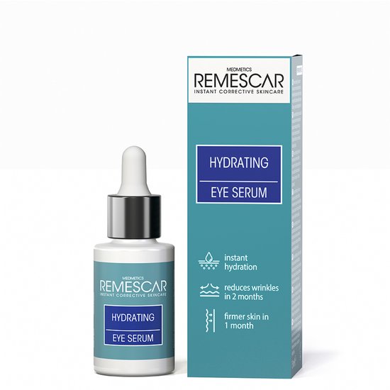Een flesje met druppelaar en een doosje voor Remescar Hydraterend Oogcontour Serum, beide met blauwe en witte accenten.