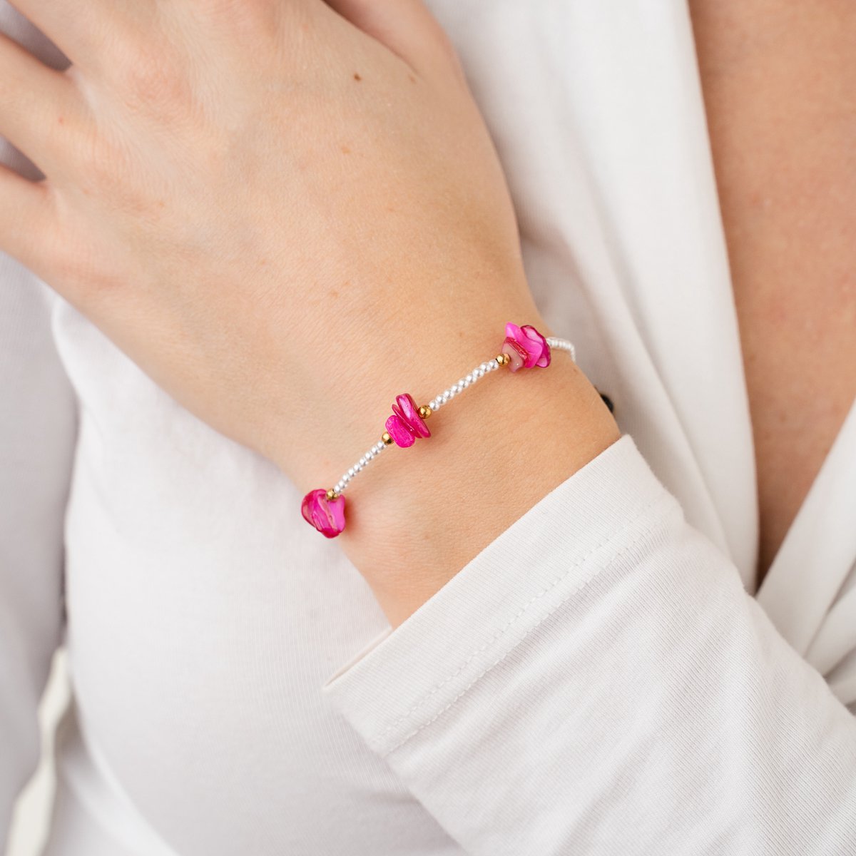 Kralenarmband - Minimalistisch - Trendy - Cremé kraaltjes - Roze Steentjes - Fushia - Stainless Steel - Goudkleurig - Verstelbaar - Nikkelvrij