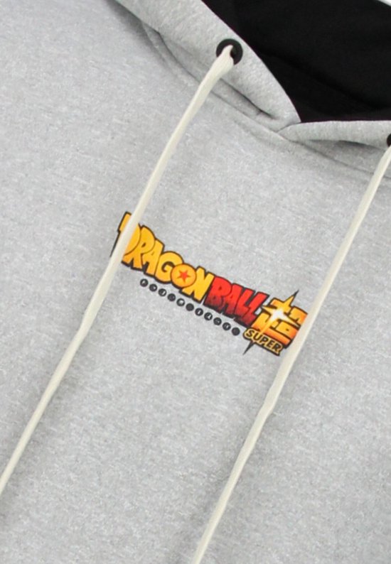 Detail van de 'Dragon Ball Super'-print op een grijze hoodie.