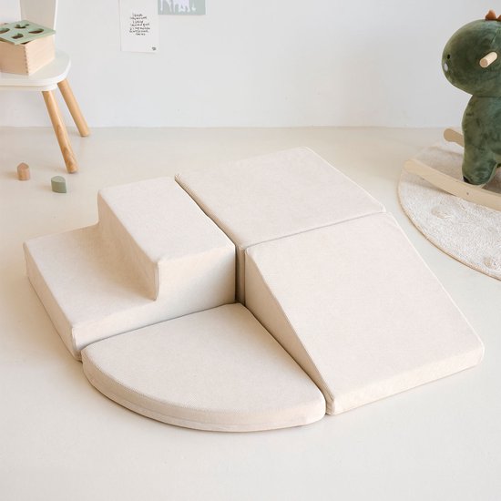 Beige speelblokken met trap, helling en ronde vormen op een lichte vloer.