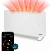 Witte Princess kachel met LED-display, verwarmt met rode gloed. Naast de kachel een smartphone met de Princess Smart Glass app.