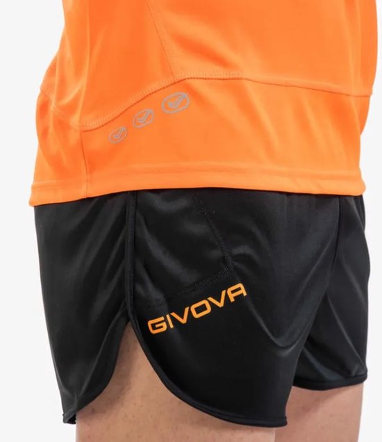 Detailopname van oranje GIVOVA sportshirt en zwarte GIVOVA sportbroek.
