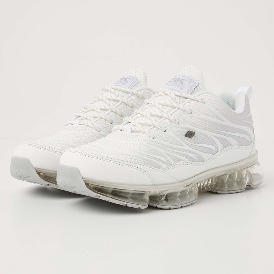 Paar witte lage sneakers van British Knights met zilverkleurige golvende lijnen en transparante zolen.