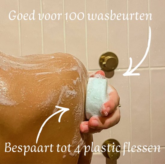 Close-up van een lichaam dat gewassen wordt met een mintgroen zeepje. Zeep schuimt. Text: Goed voor 100 wasbeurten. Bespaart tot 4 plastic flessen.