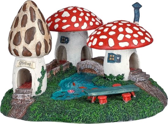 Miniatuur paddenstoel huisjes met rode daken en witte stippen, een brug over een blauw riviertje en een bankje met krukjes.