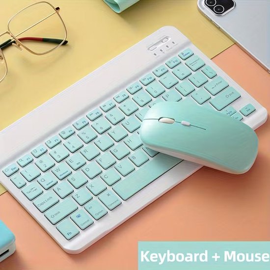 Mintgroen Bluetooth toetsenbord en muis op een bureau met bril en telefoon. Fijn, stil toetsenbord.