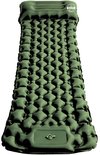 Groene slaapmat met ingebouwd hoofdkussen, zicht op 3D structuur. Op witte achtergrond.