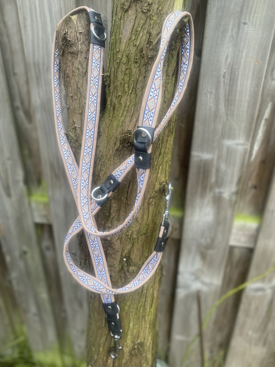 Hondenriem Hondenlijn - ShukoGear by MadeByShuko - lichtbruin met print - hondenlijn verstelbaar - honden uitlaatriem - dog leash - hondenriem fashion - hondenriem lichtgewicht - hondenlijn uniek ontwerp - hondenriem stevig - hondenriem sterk ontwerp