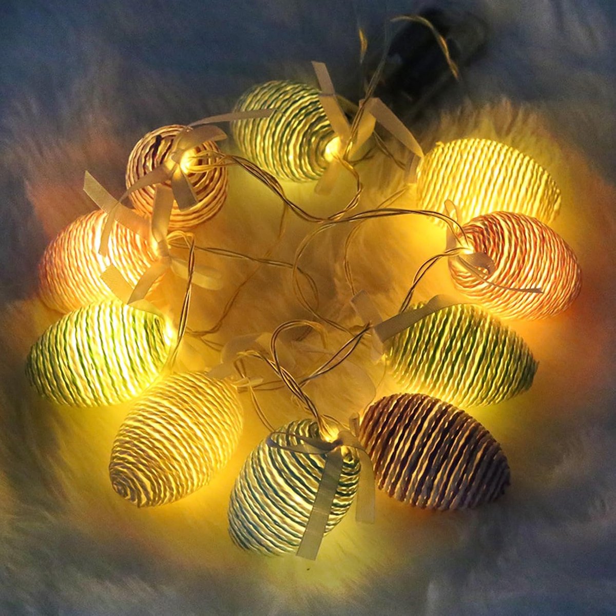 Decoratieve paaseieren om op te hangen kleurrijk gevlokt