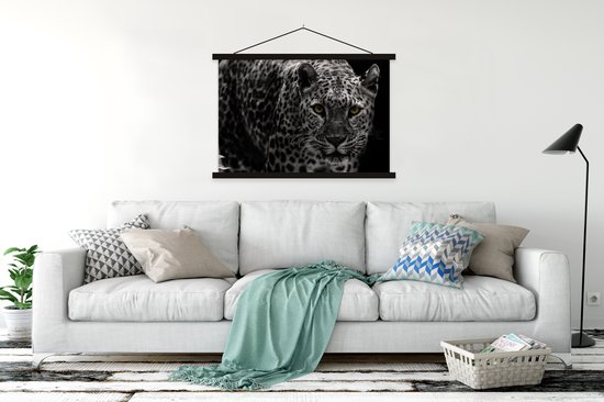Gros plan léopard fixant sur fond noir affiche textielposter lattes noires 150x100 cm - Tirage photo sur plaque scolaire (décoration murale salon / chambre)