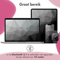 Laptop, tablet en smartphone verbonden via Bluetooth met de koptelefoon.