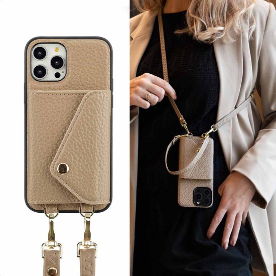 Collage van een beige telefoonhoesje met pashouder en een vrouw die het hoesje draagt.