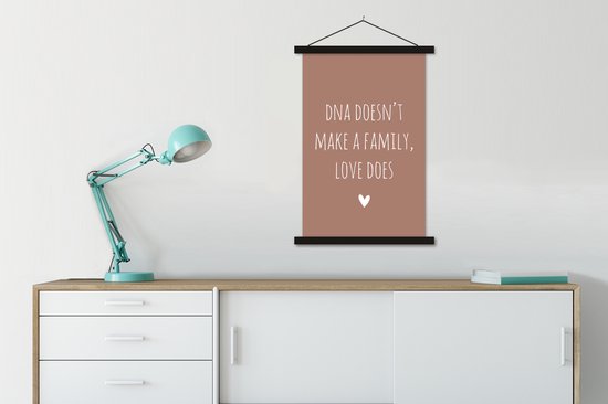 Support pour affiche avec affiche 60x90 cm - Affiche scolaire - Citation anglaise «DNA ne fait pas une famille, l'amour le fait » avec un cœur sur fond marron - Affiche textile - Lattes noires