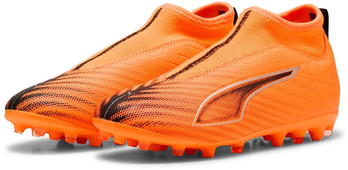 Puma Ultra 6 Match+ LL MG voetbalschoenen voor kinderen in feloranje, met technisch mesh bovenwerk en lichtgewicht onderst...
