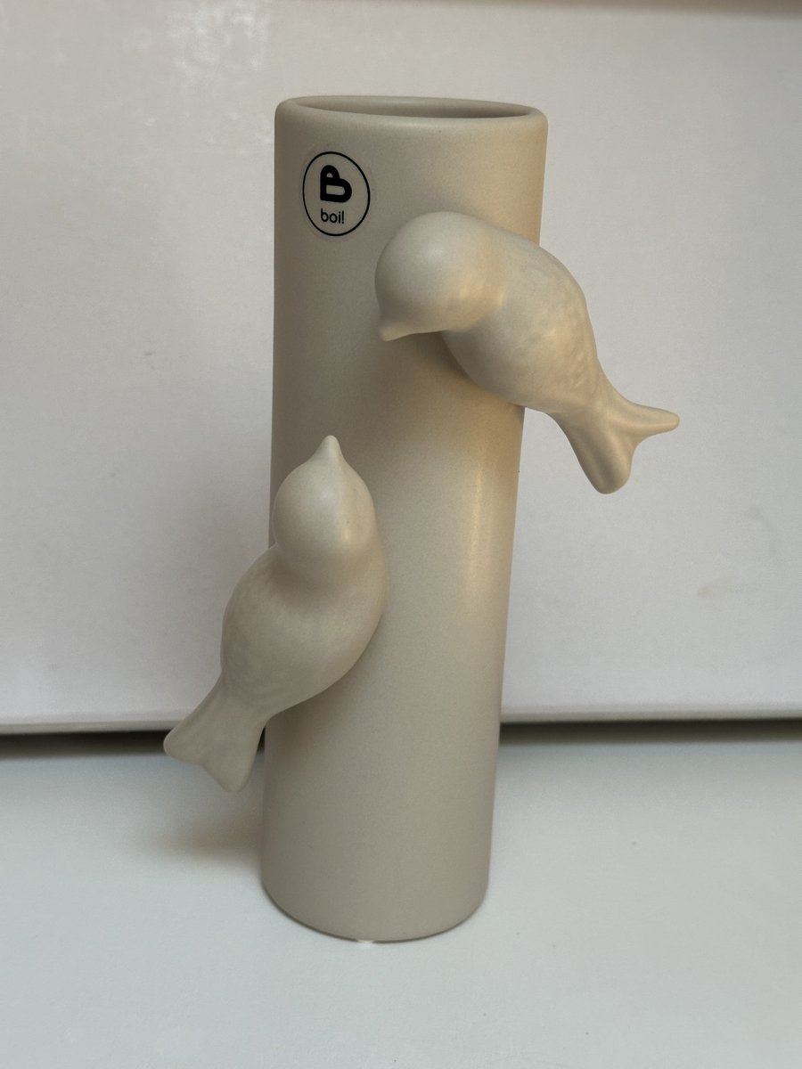 vaas - ivoor kleur - mat - keramiek- met 2 vogeltje -strak design -20 cm hoog