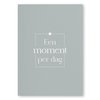 Lichtgrijs dagboek met de tekst 'Een moment per dag'.