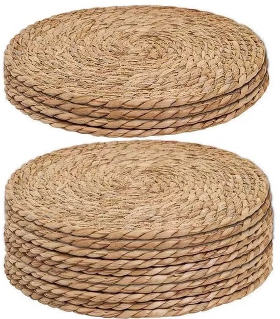 Deux sets de sets de table ronds et tressés empilés, fabriqués à partir d'un matériau naturel semblable à une corde.