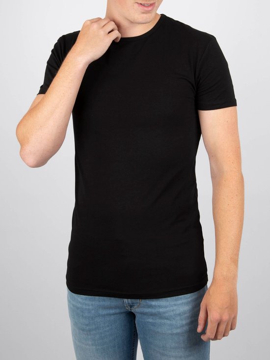 Man met een zwarte T-shirt met ronde hals en korte mouwen.