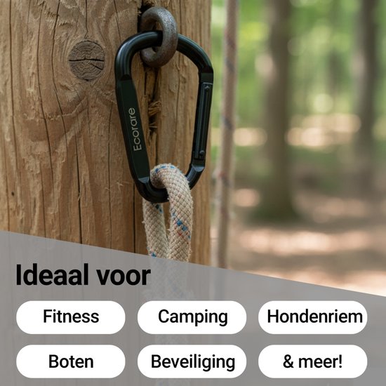 Zwarte Ecorare karabijnhaak met touw aan een houten paal, ideaal voor fitness, camping, boot, hondentuigje en beveiliging.