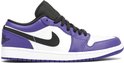 Zijaanzicht van de paarse en witte Nike Air Jordan 1 Low sneaker met zwarte swoosh.
