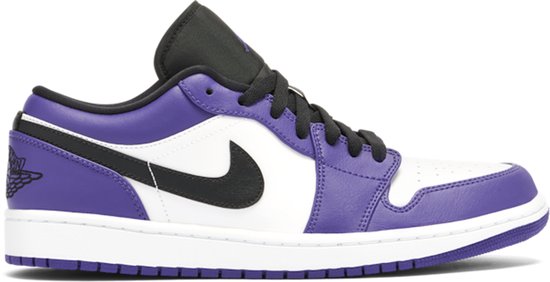 Zijaanzicht van de paarse en witte Nike Air Jordan 1 Low sneaker met zwarte swoosh.