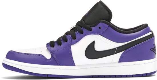 Zijaanzicht van de paarse en witte Nike Air Jordan 1 Low sneaker met zwarte swoosh.