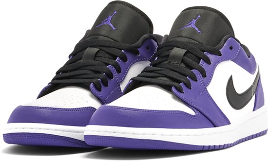 Paarse en witte Nike Air Jordan 1 Low sneakers met zwarte veters en swoosh.