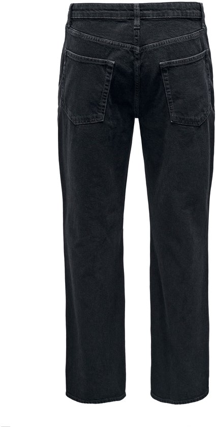 Achterkant van een wijde, zwarte spijkerbroek met stonewashed effect en opgestikte achterzakken.