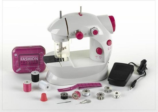 Witte en roze kindernaaimachine met metalen opbergdoosje met 'Fashion Passion' logo, accessoires.