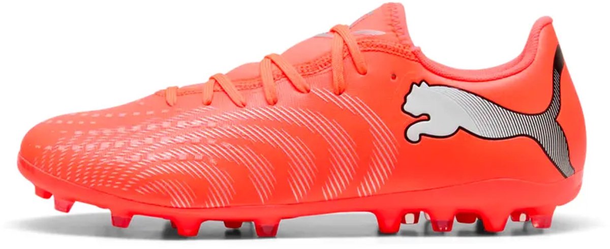 Puma Future 9 Play voetbalschoenen in rood en oranje, EU 46, met lichtgewicht synthetisch bovenwerk en elastische instapsl...