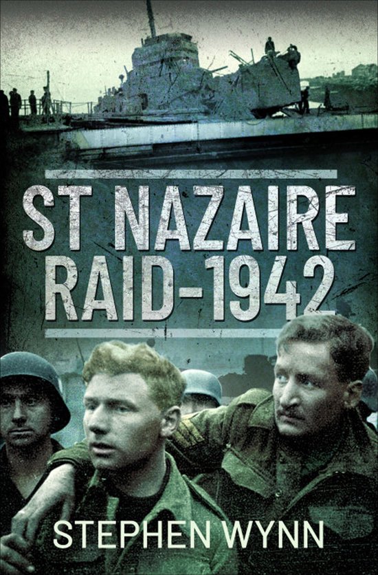 Boekomslag met de titel 'ST NAZAIRE RAID-1942'. Twee soldaten met helmen staan op de voorgrond. Een schipwrak is op de achtergrond zichtbaar.