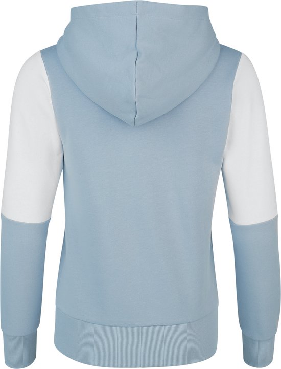 Achterkant van een lichtblauwe hoodie met witte mouwen, geaccentueerd door lichtblauwe mouwuiteinden.