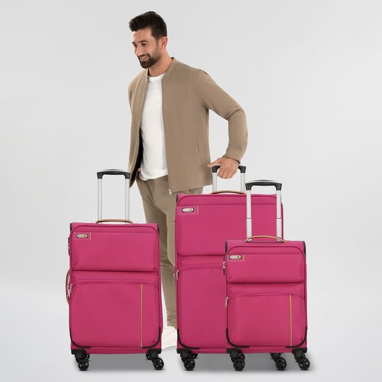 Man in beige jas staat naast drie roze koffers van verschillende groottes.