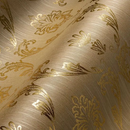 Beige textiel behang met een glanzend goudkleurig barok patroon, close-up van de textuur.