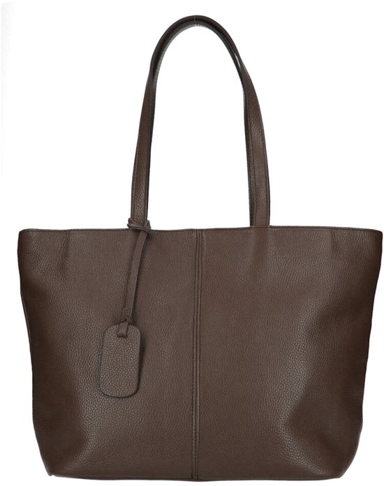 Sac cabas en cuir marron foncé avec poignées et une étiquette suspendue.