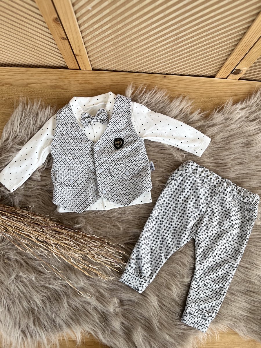 luxe baby pak -jongensset-jongenspak- drie delige katoenen baby set- vest (gilet), broek ,poloshirt met strikje-kleur lichtgrijs zwart wit -18 tem 24 maanden maat 92