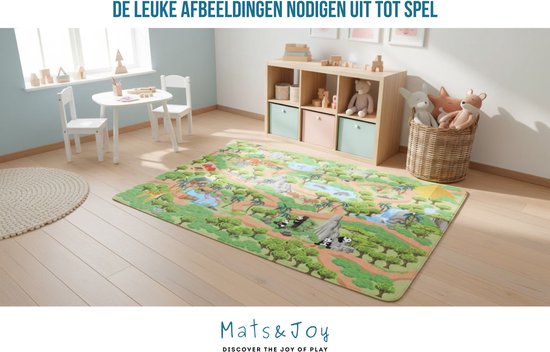 Speelmat met jungle thema in een lichte kinderkamer, met meubels en speelgoed.