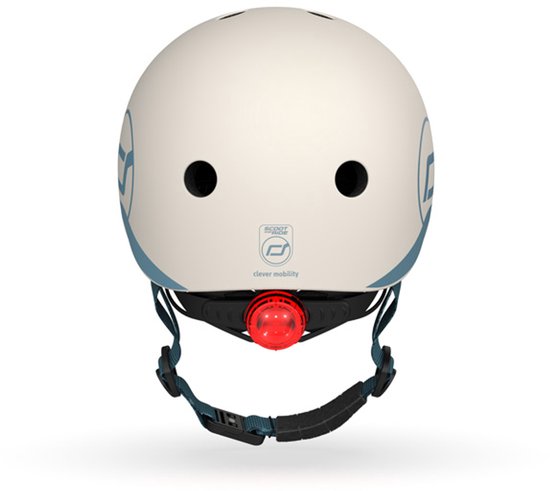 Vooraanzicht van crèmekleurige helm met blauwe logo's, ventilatiegaten, magnetische sluiting en rood LED-achterlicht.