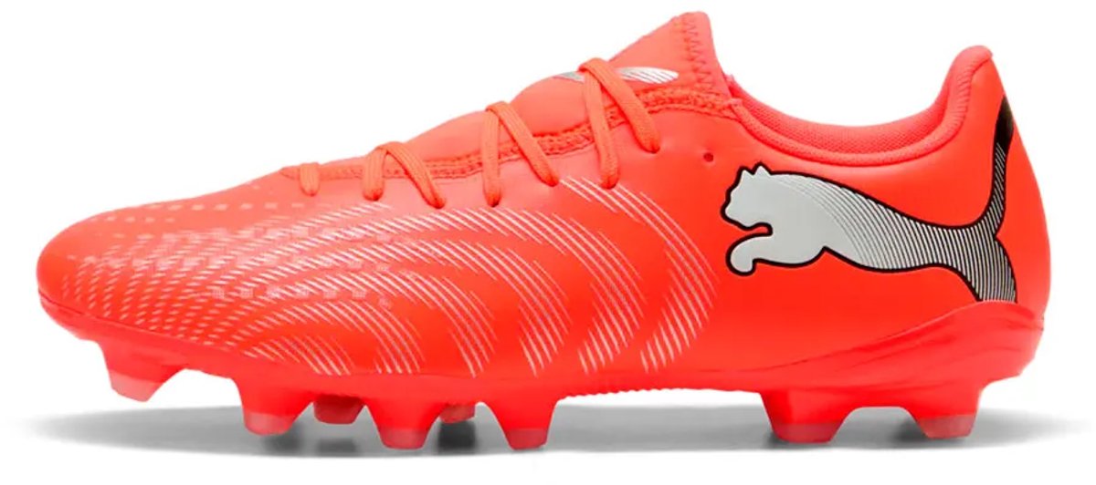 Puma FUTURE 9 PLAY voetbalschoenen in rood en oranje, lichtgewicht met elastische instapsok en gerichte reliëfstructuur.