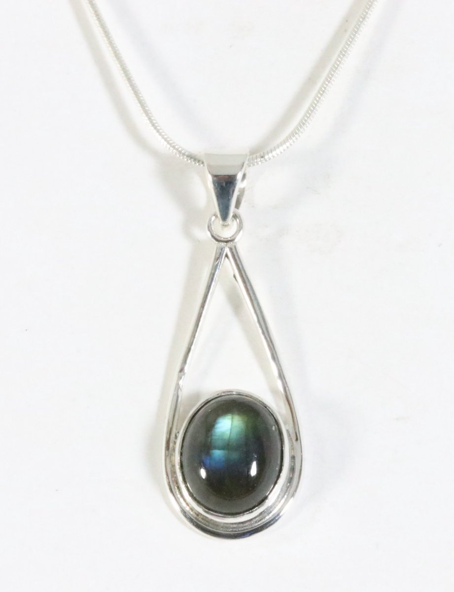 Zilveren hanger met labradoriet aan ketting