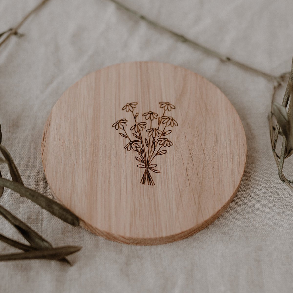 Houten onderzetter met Bloemen Boeket - Onderzetter van eikenhout - Eulenschnitt onderzetter - Cadeau van hout - Gegrafeerde onderzetter Eulenschnitt
