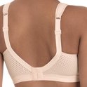 Detailopname van de achterzijde van de beige Anita Active sportbeha met mesh-stof.