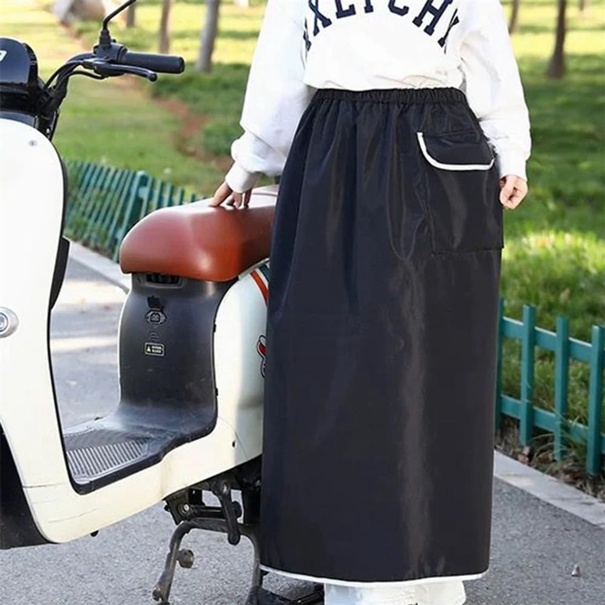 Beenkleed Scooter - Scooter Beenkleed - Beenkleden - Universeel Beenkleed - Beenwarmer - Scootmobiel beenkleed - Scooter deken - Beenhoes scooter - Winter beenbeschermers voor motoren - winddichte beenbeschermer - voor Motorfiets, Scooter - 130*90 cm – foto 2