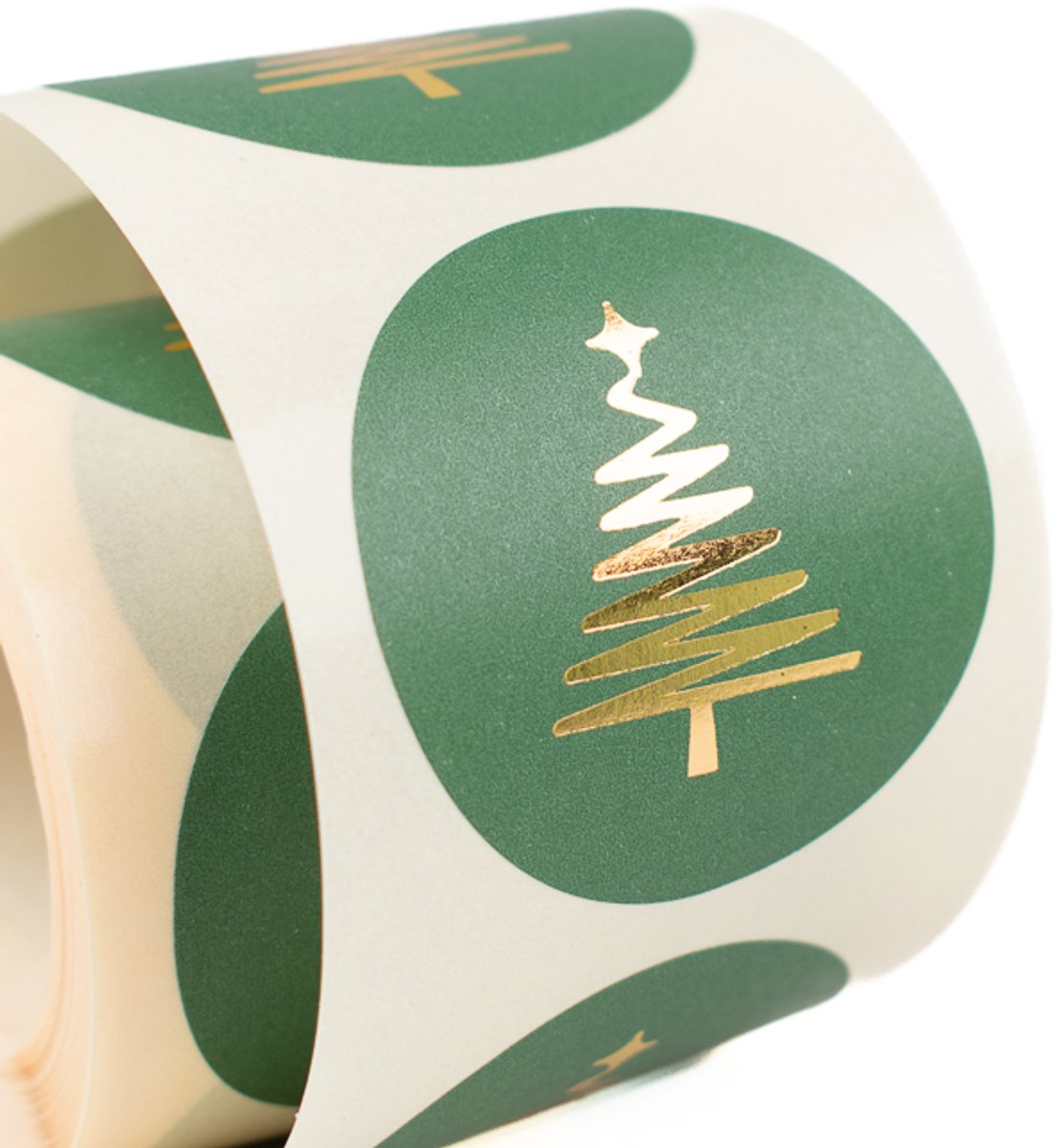 Sluitstickers groen met gouden kerstboom - Sluitzegel - Sluitstickers Kerst - Groene sticker met gouden opdruk - Ø 4 cm - 200 stuks op rol - Luxe sluitsticker voor cadeauverpakking & geschenkverpakking