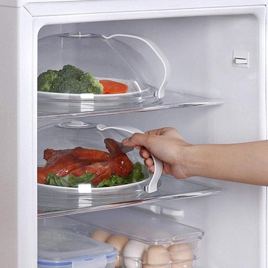 Transparante magnetron deksels met broccoli en geroosterde kip in een koelkast.
